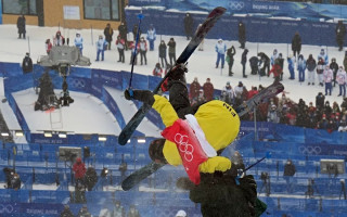 Operators pieliek punktu Pekinas olimpieša priekšnesumam