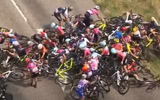 Video: "Tour de France" dāmas sakrīt milzu čupā