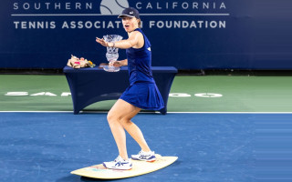 Video: Sandjego "WTA 500" čempione Švjonteka saņem sērfošanas dēli un izmēģina