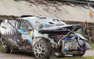 Video: Rallija ekipāža avārijas rezultātā izposta mājas pagalmu