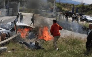 Video: Lukjaņukam par mata tiesu izdodas izglābties no degoša rallija auto