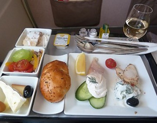 Ēdienkarte lidmašīnā. Kas piedāvājumā Turkish Airlines?