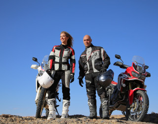Vai daiļa modele ar „Honda” motociklu spēj izbraukt Dakaras rallija trasi?