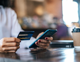 E-maks un digitālie maciņi: kāpēc arvien vairāk latviešu izvēlas tiešsaistes finanšu rīkus