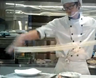 Video: Tas ir jāredz. Ķīniešu pavārs 30 sekundēs pagatavo kaudzi nūdeļu