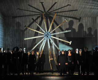 Netradicionāli un ģeniāli. Pirmizrādi Nacionālajā teātrī piedzīvo K. Serebreņņikova izrāde "Raiņa sapņi"