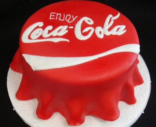 Coca-Cola ikoniskajai pudelei aprit 100 gadu