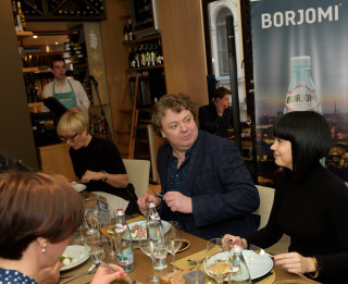 “Borjomi” pētījums Baltijā: gandrīz puse Latvijas iedzīvotāju regulāri ietur vēlas vakariņas