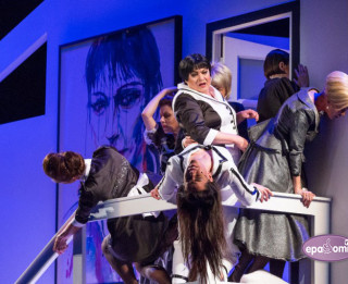 Video: 8 MĪLOŠAS SIEVIETES Dailes teātrī. Izrādes fragmenti