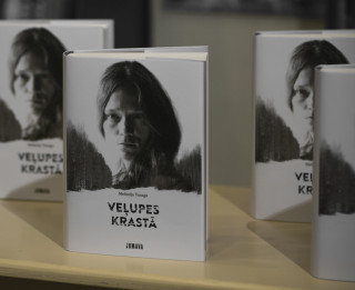 Melānijas Vanagas autobiogrāfiskā grāmata “Veļupes krastā” atgriežas Latvijas grāmatnīcu plauktos