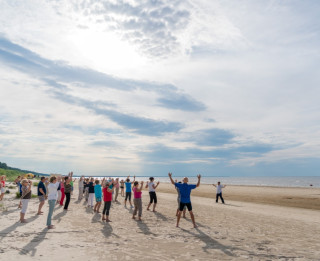 Jūrmala aicina uz bezmaksas jogas, ciguna, nūjošanas un ielu vingrošanas nodarbībām pludmalē