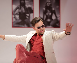 Dž. Dž. Džilindžera „Hantele killeram” – komēdija ar stindzinošu realitātes apziņu