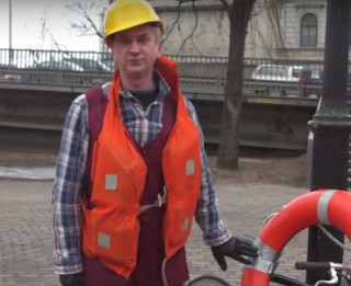 Video: Jānis Skutelis piedāvā drošu veidu, kā šķērsot brūkošo Vanšu tiltu