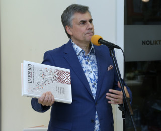 Iznākusi grāmata “LVtop100. Tautas izvēlētas visu laiku labākās dziesmas”