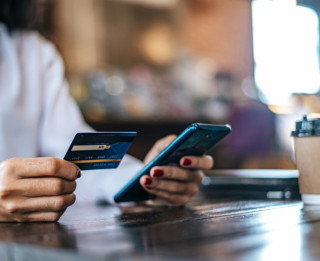 E-maks un digitālie maciņi: kāpēc arvien vairāk latviešu izvēlas tiešsaistes finanšu rīkus