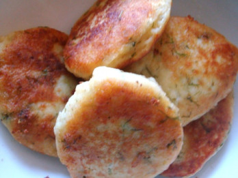 Taupīgas saimnieces virtuve. Vārītu kartupeļu plācenīši