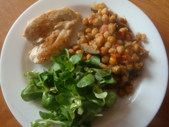 Turku zirņi ar itāļu salātiem un ceptu vistas fileju