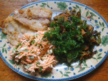 Baklažānu, burkānu un pākšu pupiņu sautējums ar ceptu zivi