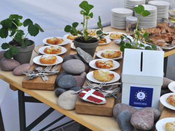 Eiropas dienā vairāki simti Rīgas iedzīvotāju un viesu degustē tradicionālos Eiropas valstu ēdienus