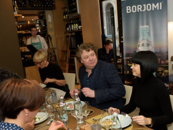 “Borjomi” pētījums Baltijā: gandrīz puse Latvijas iedzīvotāju regulāri ietur vēlas vakariņas