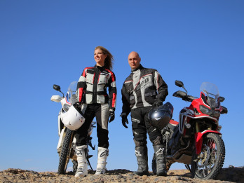 Vai daiļa modele ar „Honda” motociklu spēj izbraukt Dakaras rallija trasi? Vai daiļa modele ar „Honda” motociklu spēj izbraukt Dakaras rallija trasi?