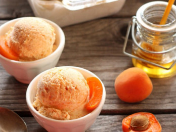 Mājās gatavots svaigu persiku saldējums