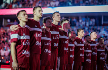 Svarīga spēle: Latvija cīnīsies par pirmo vietu grupā un pirmo uzvaru pret serbiem