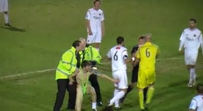 Futbolists palīdz noķert strīkeri-Boratu un saņem sarkano kartīti