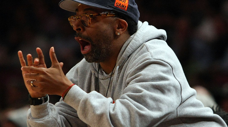 Viens no Ņujorkas "Knicks" kaislīgākajiem līdzjutējiem režisors Spaiks Lī
Foto: AP