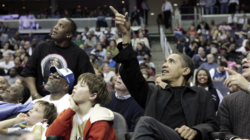 Baraks Obama labprāt apmeklē basketbola spēles. 
Foto: AP/AFP