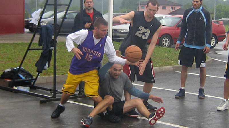 Vai tāda ir basketbola olimpiskā nākotne? Uz ielas...

Foto: Gacho un Raimonds Elbakjans