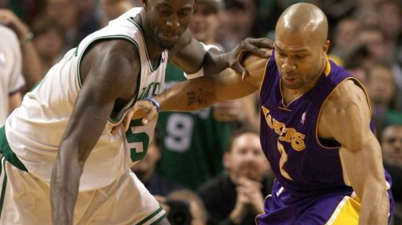 Kevins Gārnets ("Celtics") pret Dereku Fišeru ("Lakers")
Foto: AFP