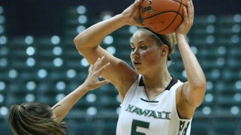 Dita Liepkalne vēl spēlējot NCAA
Foto: www.hawaiiathletics.com