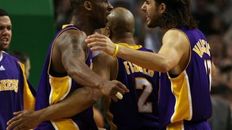 Kobe Braients, Dereks Fišers un Saša Vujačičs pēc vēsturiskā panākuma Klīvlendā. 
Foto: AFP