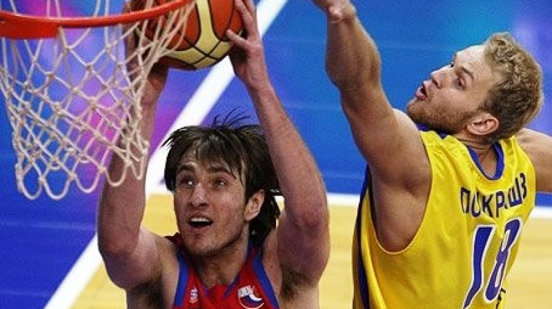 Matjazs Smodišs un Antons Ponkrašovs
Foto: cskabasket.com