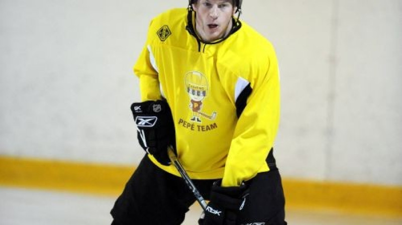 Kimi Raikonen ne tikai brauc F-1 un rallijā, bet
arī paspēj uzspēlēt hokeju
Foto: SCANPIX SWEDEN