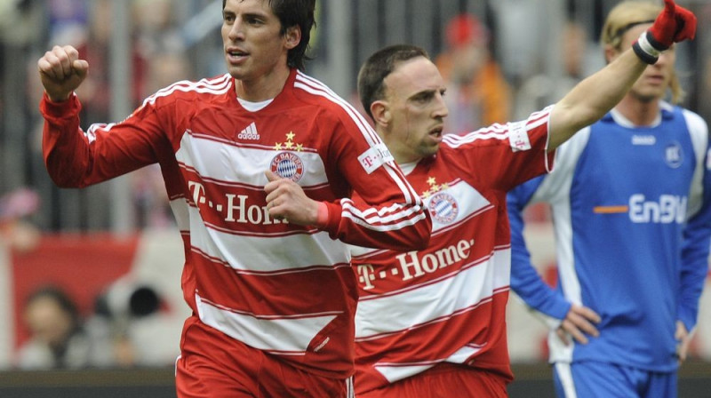 Hosē Ernesto Soza (pa kreisi) tikko guvis vārtus
Minhenes "Bayern" labā
Foto: AP
