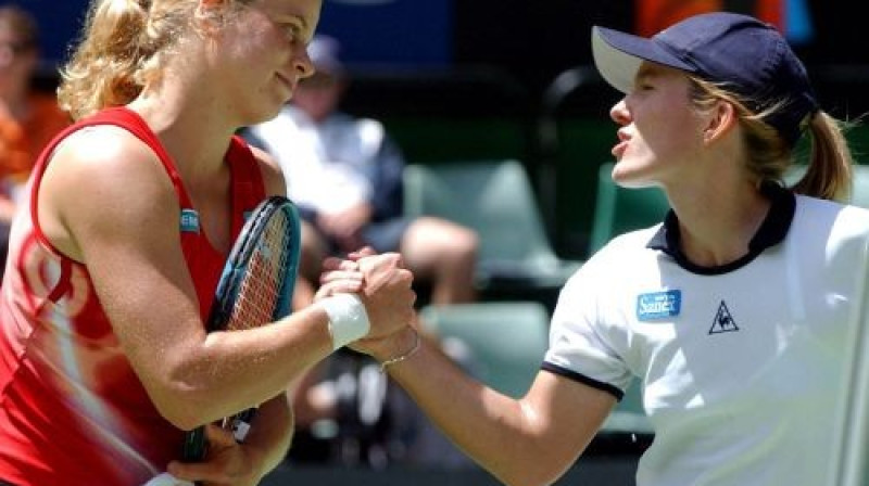 Kima Klijstersa un viņas tautiete Žustīne Enina pēc 2002. gada ''Australian Open'' ceturtdaļfināla mača
Foto: AP