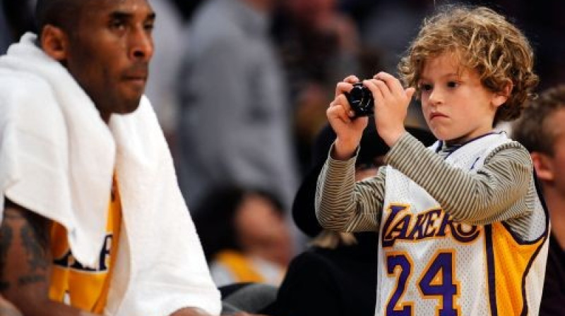 Kobe Braients fotogrāfējas... 
Foto: AFP