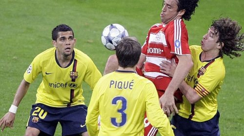 Luka Toni cīnās ar "Barcelona" spēlētājiem
Foto: AP