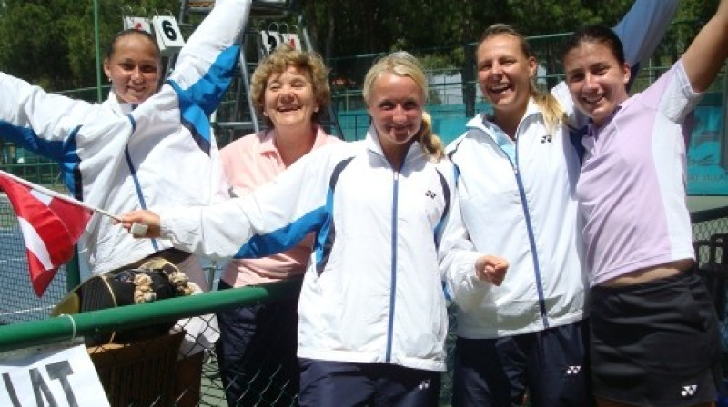 Latvijas tenisa izlase līksmo pēc uzvaras
Foto: Ieva Matroze