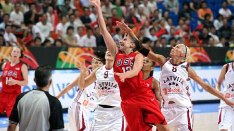 Gunta Baško cīņā ar Daienu Taurasi no ASV
Foto: www.fiba.com