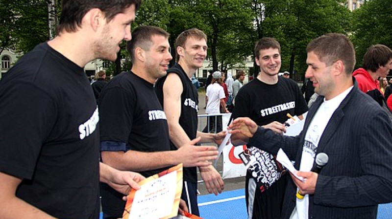 Krievijas komandu sveic "Streetbasket" galvenais organizators Raimonds Elbakjans
Foto: Renārs Buivids