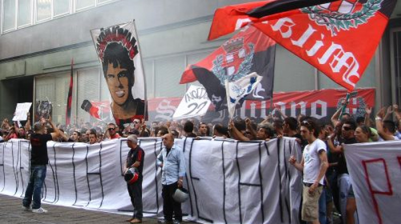 Milānas fani protestē pret Kakā pāreju uz Madridi
Foto: Digitale