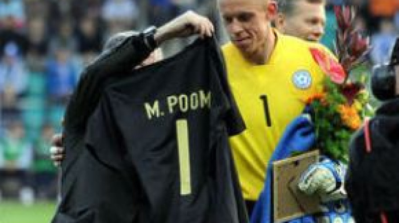 Igaunijas izlases vārtsargs Marts Poms dāvanā no Portugāles izlases saņēma kreklu ar 1. numuru
Foto: AFP