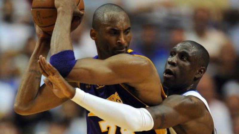 Kobe Braients pret Mikaelu Pjetrusu 
Foto: AFP