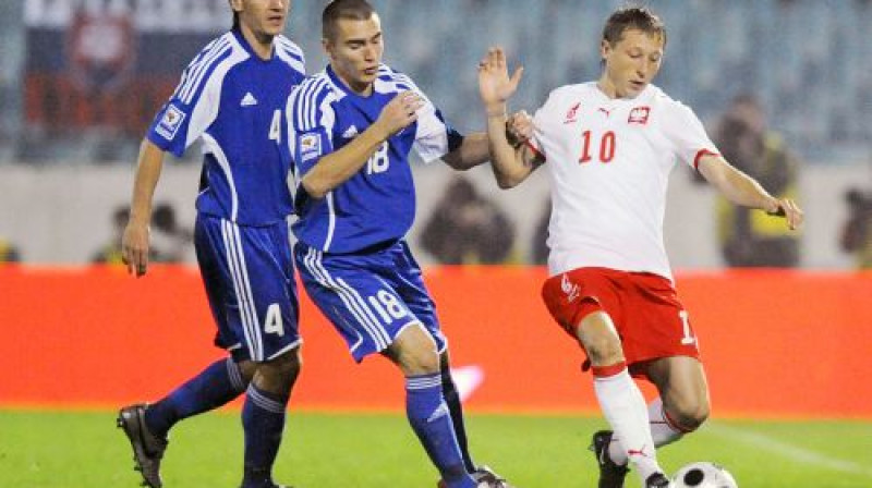 Rafals Muravskis (pa labi) spēlē pret Slovākijas izlasi
Foto: AFP