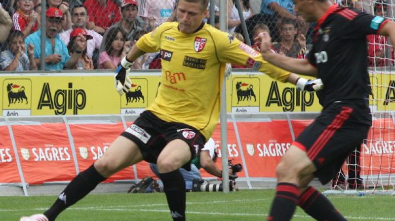 Andris Vaņins (pa kreisi) pret "Benfica"
Foto: www.1909.ch