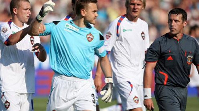 "CSKA" futbolisti un tiesnesis
Foto: ITAR-TASS