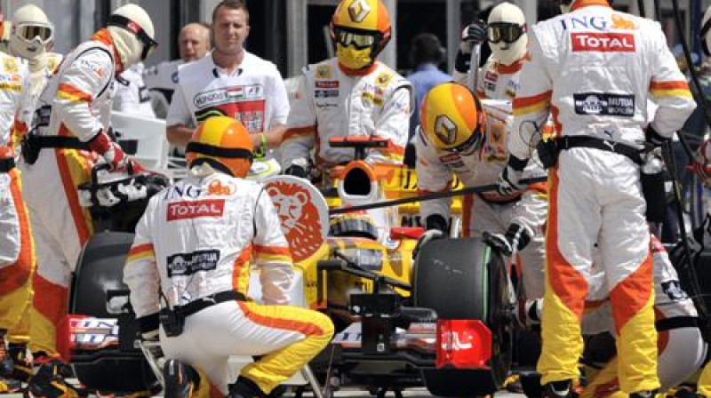 Fernando Alonso pie saviem mehāniķiem
Foto: AFP